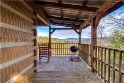 Image de Une vue imprenable depuis cette cabine de 3 chambres située sur le côté paisible du spa Smoky Mountains