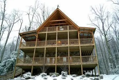 Image de Cabane privée de 3 chambres à coucher sur le ruisseau de montagne pour 10 personnes bain à remous jacuzzi jacuzzi cheminée table de billard cuisine