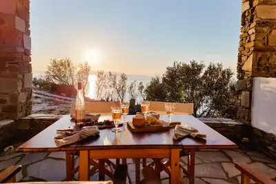 Maison Livas à la mer, près de la plage et de la ville de Tinos