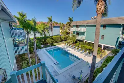 Image de Le Anna Maria Island Bay Watch Bungalow-Entouré d'eau - Une minute de marche de la piscine chauffée à la plage
