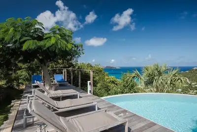 Image de Piscine semi-circulaire, terrasse et chaises longues, salle à manger Alfresco, cuisine équipée, Wi-Fi gratuit