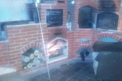 Image de Maison avec piscine et barbecue.