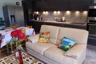 Image de Bel Appartement de 2 chambres tout équipé avec Garage privé.
