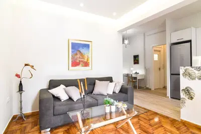 Image de Une oeuvre d'art. Un appartement confortable de 50 mètres carrés dans le centre de Marousi.