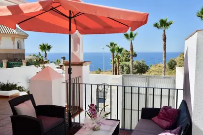 Image de maison vue sur mer avec piscine