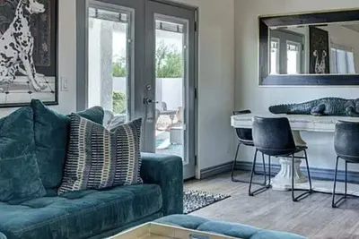 Image de Maison de luxe / piscine / spa rénovée avec un garage profond de 54 pieds - Magnifique!