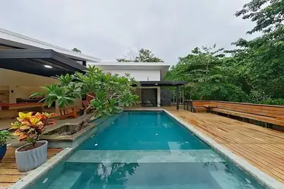 Image de Superbe maison tropicale moderne dans une communauté fermée, parfaite pour les familles!