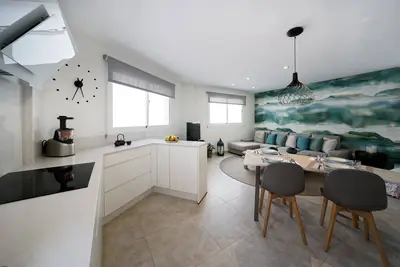 Image de Gorgeous Home Short Walk from the Beach with Rooftop Terrace & Wi-Fi; Street Parking Available