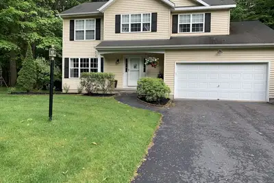 Image de Maison spacieuse de Saratoga dans le nord de l'État de New York! Minutes aux Adirondacks et Racetrack