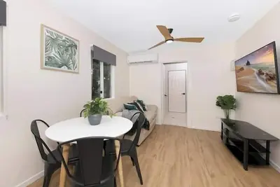Image de Confortable maison de 2 chambres Ă coucher Ă 5 minutes de la Cdb gratuite Netflix