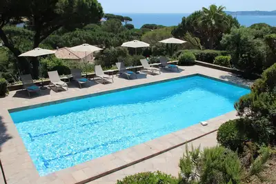 Villa vue mer, au calme à proximité du centre de Sainte Maxime, grande piscine.