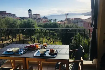 Image de Loue F2 Ile Rousse, vue Imprenable mer proche de la plage en 8 minutes à pied