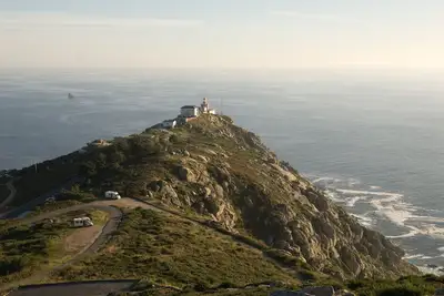 Maison en pierre singulière avec vue sur la mer