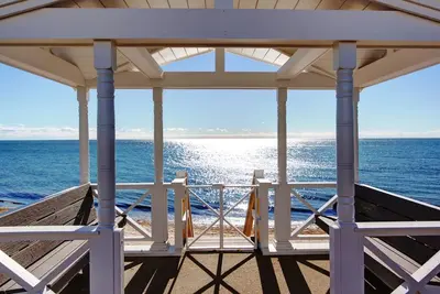Image de Superbe bijou en bord de mer!