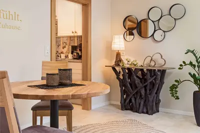 Image de Suite lumineuse et récemment rénovée avec mobilier de menuiserie de qualité et deux balcons