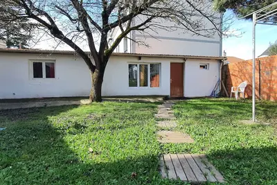 Image de Agréable Dépendance devant un jardin dans quartier calme