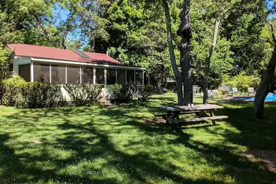 Image de Isolé Sag Harbor Cottage avec une grande piscine avec planche de plongée + toboggan, Big Yard!