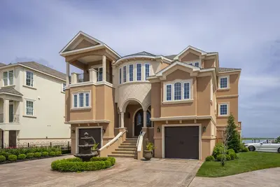 Image de Bay Front mansion (6bd / 7ba) avec ascenseur, bain à remous, vastes terrasses et salle de jeux