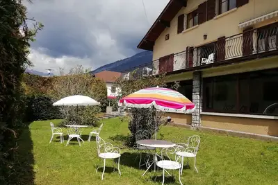 Image de grand appartement avec terasse et jardin dans maison au coeur des alpes