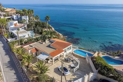 Image de Villa de luxe avec sa propre piscine, juste au bord de la mer, des escaliers menant à la mer et.