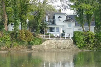 Image de Un chalet au bord de l'eau dans une position idyllique