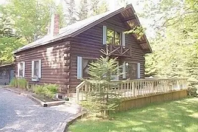 Image de Cabane en rondins dans la meilleure ville sur le mont. Île déserte