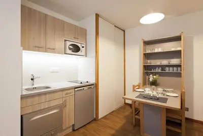 Image de 50m du centre station, 2ème étage, balcon, parking, télévision, casier à ski, 28m², Brides Les Bains
