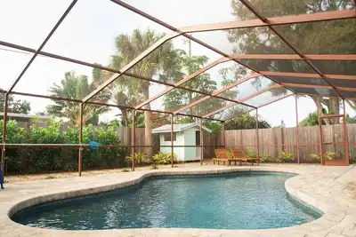Image de Mid-Century Modern Pool Home Near Beaches