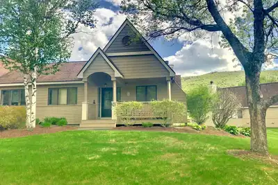 Image de Fv36: Juste Liste! Ensoleillé et accueillant Fairway Village Townhome à droite sur le terrain de golf. Navette gratuite pour le ski, spa, activités. Près du village du père Noël, Storyland et des centaines d'attractions de White Mountains!