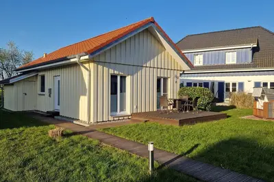Près de la maison de vacances à la plage dans un endroit calme avec une terrasse en bois spacieuse