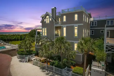 Image de Bienvenue au Cottage Emmeline! Immaculate Oceanfront Family Beach Accueil, piscine, terrasse sur le toit!