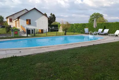 Image de Belle maison de campagne idéalement située avec piscine.