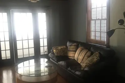 Image de Appartement spacieux à l'étage du sympathique café / bar Marigny