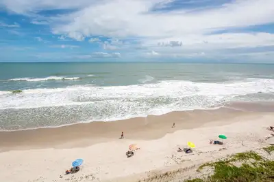 Image de Location de vacances en bord de mer, de belles vues depuis le balcon du 3ème étage.