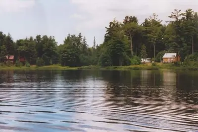 Image de Chalet isolé sur Stella Lake. Chaloupe, literie, ustensiles de cuisine.