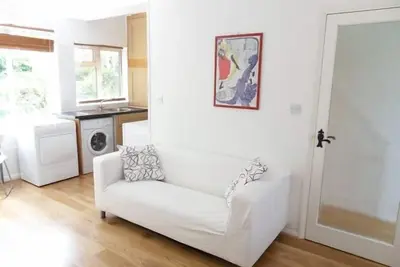 Image de belle studio de jardin peut accueillir jusqu'Ă 4 personnes
