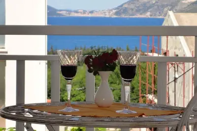 Apartments Orange Tree - Appartement 3 Chambres avec Balcon et Vue sur la Mer