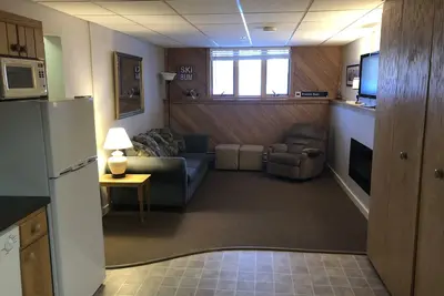 Image de Ski In / Out chez Sugarloaf w / hot tub | Marche / Navette vers les bars et la base | 4 personnes
