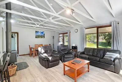 Image de Gîte de vacances Bagara avec feu de bois dans le cadre de Halls Gap Bush