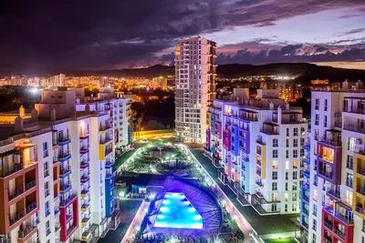 Image de Détendez-vous et détendez-vous dans des maisons Arc meublées avec goût dans un quartier calme de Tbilissi