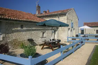 Image de Deux gîtes de caractère récemment rénovés avec piscine
