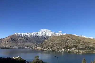 Cette luxueuse maison de trois chambres située dans le magnifique Queenstown de Nouvelle-Zélande