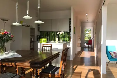 Nouvelle lumineux 2. 5 pièces appartement avec grand balcon et vue sur le lac