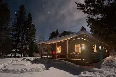 Image de Creekside Cabin au coeur des montagnes en dents de scie