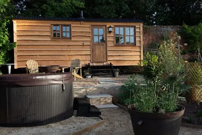 Image de Cabane de luxe pour bergers avec bain à remous en zone rurale près de Bath + Bristol