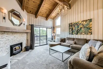 Image de Condo avec vue sur la montagne et le ski avec piscine et bain à remous communs - près des pistes de ski!