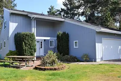 Image de 3Br / 2Bath Gearhart, Nouveaux meubles, Nouveaux revêtements de sol, Cheminée,