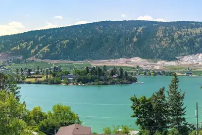 Image de Une vue imprenable sur Kalamalka et Wood Lake!