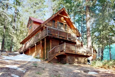 Image de Cabine accueillante pour les chiens avec bain à remous privé, terrasses et vue sur la montagne