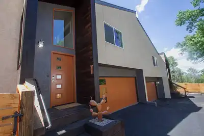 Image de Maison de ville rustique-moderne récemment rénovée à Ivy Wild / Downtown